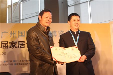   	2011年，红古轩作为“国礼”制作单位，制作红木国礼赠予国际奥委会主席罗格，被评为“第十六届亚洲运动会杰出贡献单位”   