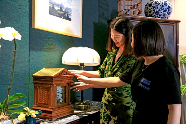 杨总为小Q介绍空间的红木摆件